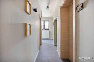 <p><span>Appartement entièrement rénové avec 2 chambres et une grande terrasse à Diest</span></p><p><span>C'est dans un cadre agréable et facilement accessible à Diest que se trouve cet </span><span>appartement entièrement rénové et prêt à emménager</span><span>. Son caractère intimiste, son efficacité énergétique et sa grande terrasse en font un logement particulièrement agréable pour ceux qui recherchent le confort sans frais d'entretien élevés.</span></p><p><span>Dès l’entrée </span><span>, on remarque </span><span>immédiatement le </span><span>salon lumineux</span><span>, qui s’ouvre joliment sur la cuisine ouverte. L’espace de vie ouvert confère une ambiance agréable et contemporaine et offre un accès direct à la </span><span>spacieuse terrasse de pas moins de 12 m</span><span>². Vous pourrez y profiter en toute tranquillité d’un espace extérieur convivial.</span></p><p><span>L'appartement dispose de </span><span>deux chambres</span><span>, d'un débarras pratique et d'une cave offrant un espace de rangement supplémentaire. Grâce à sa rénovation récente, le logement est entièrement prêt à emménager et vous n'avez pas à vous soucier de travaux importants.</span></p><h3><span>Atouts</span></h3><ul><li><span>Entièrement rénové et prêt à emménager</span></li><li><span>2 chambres</span></li><li><span>Label EPC B : économie d'énergie</span></li><li><span>Installation électrique conforme</span></li><li><span>Sans amiante</span></li><li><span>Climatisation disponible</span></li><li><span>Débarras pratique</span></li><li><span>Débarras supplémentaire au sous-sol</span></li><li><span>Pas de charges communes</span></li></ul><p><span>L'emplacement constitue également un atout majeur. Vous vivrez dans un environnement calme, avec un accès facile au centre de Diest, aux commerces, aux restaurants et autres commodités quotidiennes. Les principaux axes routiers sont également facilement accessibles, ce qui fait de cet appartement une opportunité intéressante tant pour une occupation personnelle que pour la location.</span></p><p><span> </span></p>