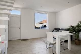 www.ruedescroisons14.beWelkom in het centrum van Amougies, waar deze gerenoveerde woning met bijkomend groot potentieel te koop staat. We komen binnen in de gezellige leefruimte met keuken. Op de eerste verdieping vinden we de eerste slaapkamer met apart toilet en de badkamer. De zolderverdieping is ingericht als 2e volwaardige slaapkamer. De voormalige achterbouw is reeds voorzien om volledig nieuw te worden uitgebouwd en moet nog verder afgewerkt worden. Deze halfopen woning is voorzien van een ruime oprit voor meerdere wagens en een grote, zonnige tuin met tuinhuis en achteraan een uitweg. De ideale combinatie van wonen en verder uitbouwen in een rustige omgeving en een prachtige tuin. Wenst u meer informatie of een bezoek? Neem contact met Stein via 0468 41 38 48 of stein@immovercoutere.be