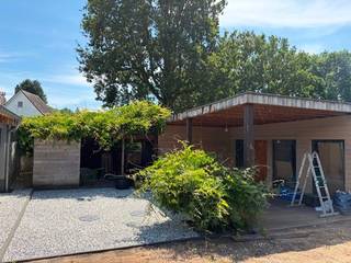 Zeer gunstig gelegen woning in de residentiële woonwijk 'Kleine Landeigendom'! Dit huis is heel rustig gelegen in een straat met weinig doorgaand verkeer, op wandelafstand van enkele scholen en speeltuin. Ideale ligging voor gezin met kinderen. Verder ligt dit eigendom in de onmiddellijke omgeving van enkele winkels en de bushaltes. De opritten van zowel E19 als A12 liggen op slechts enkele minuten rijden. <br /><br />Deze woning werd gebouwd in 1971 en gerenoveerd in 2017. Het dak is geïsoleerd en de keuring van de elektriciteit is volledig conform. Zeer goede EPC score: Label B! Dit eigendom kent volgende indeling: GLVL: een inkomhall, een apart toilet, een woonkamer, een volledig ingerichte keuken, een berging, een wasplaats en een 1e slaapkamer met badkamer ensuite; 1eV: een hall, 3 slaapkamers en een volledig ingerichte badkamer met inloopdouche. De tuin is ZUID-WEST gericht en beschikt over een tuinberging, terras en 100% privacy. Er is parkeergelegenheid op de oprit. <br /><br />Heeft u interesse? Contacteer ons via 03 459 99 99 of info@leximmo.be voor een bezichtiging ter plaatse!
