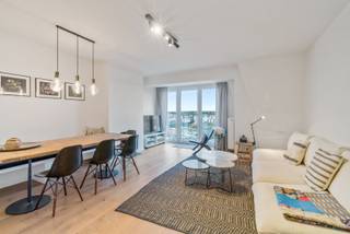 Uitstekend gelegen appartement met 3 slaapkamers in hartje Zoute op de Kustlaan aan de minigolf.<br /><br />Indeling: inkomhal met gastentoilet, volledig geïnstalleerde keuken, gezellige living met eethoek, 3 ruime slaapkamers met telkens een dubbel bed, aparte badkamer en aparte douchekamer.<br />Berging met aansluiting voor wasmachine en droogkast.<br /><br />Privatieve kelder inbegrepen. <br /><br />Mogelijkheid tot aankoop van gesloten garagebox op enkele stappen van het appartement.