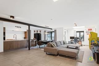 <p><span>Ontdek deze stijlvolle loft, gelegen in de voormalige kantfabriek Legrand in Vilvoorde, een karaktervolle historische site met een bijzonder verhaal. Het monumentale bedrijfsgebouw werd oorspronkelijk opgetrokken in 1912. In 2019 werd de site succesvol gereconverteerd tot een unieke woonomgeving waar industrieel erfgoed en hedendaags wooncomfort samenkomen. </span><span>Bij het binnenkomen wordt u meteen verrast door de royale leefruimte van maar liefst 58 m². Deze vormt één harmonieus geheel met de moderne en volledig uitgeruste keuken van 15 m². De combinatie van de ruime volumes en de karaktervolle architectuur zorgt voor een uitzonderlijk gevoel van ruimte en authenticiteit. Vanuit de leefruimte heeft u rechtstreeks toegang tot het aangename binnenterras, rustig gelegen aan de binnenzijde van het gebouw. Een ideale plek om in alle privacy van de buitenlucht te genieten. Via de nachthal bereikt u het slaapgedeelte. De ruime slaapkamer van 20 m² biedt voldoende plaats voor een comfortabel bed en extra kastruimte. Aansluitend bevindt zich de badkamer van 5,3 m², uitgerust met een praktische bad-douchecombinatie. Daarnaast beschikt de loft over een handige berging. Als extra troef bestaat er de mogelijkheid om een staanplaats bij aan te kopen.</span></p><p><span>Een unieke kans om te wonen in een stukje Vilvoords industrieel erfgoed, waar karakter, geschiedenis en modern wooncomfort samenkomen. Plan vandaag nog uw bezoek en ontdek deze bijzondere loft zelf.</span></p>