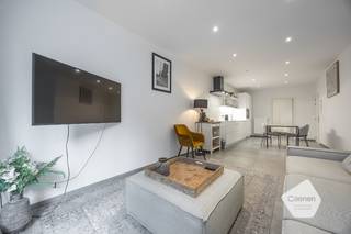 Dit <strong>volledig gerenoveerd</strong> 1-slaapkamer appartement bevindt zich op wandelafstand van de Visserskaai, het centrum van Oostende, winkels en horeca. <br /><br />Dit appartement werd <strong>kwalitatief gerenoveerd</strong> met hoogwaardige materialen en oog voor detail. <br />De <strong>indeling</strong> van dit appartement is als volgt;
<ul>
	<li>Inkom</li>
	<li><strong>Lichtrijke</strong> leefruimte</li>
	<li><strong>Volledig geïnstalleerde</strong> open keuken</li>
	<li>Volwaardige slaapkamer</li>
	<li>Badkamer met <strong>mogelijkheid aansluiting wasmachine</strong></li>
</ul>
<br />Indien u graag een bezoek had gewenst ter plaatse of meer informatie, aarzel niet om contact op te nemen op het nummer <strong>0495/57 45 30</strong> of via <strong>manon.vn@caenen.be</strong>. <br /> 