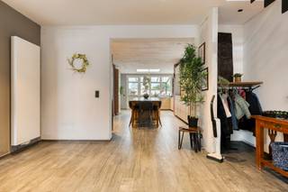 <p>Wie in de Damstraat in Zemst woont, geniet elke dag opnieuw van dat fijne evenwicht tussen landelijke rust en stedelijk comfort. Dit karaktervolle huis uit 1918 werd sinds 2021 grondig gerenoveerd en straalt vandaag een warme, verzorgde uitstraling uit waar je je meteen thuis voelt. De ligging aan de rand van de stad, met vlotte toegang tot invalswegen, openbaar vervoer en het station, maakt dit een uitgelezen thuisbasis voor wie stad en platteland moeiteloos wil combineren.</p><p>Via de inkomhal (10 m²) stap je binnen in een lichtrijke leefruimte waar de woonkamer (46,5 m²) en de ingerichte keuken met eetplaats (46,5 m²) samen één gezellig geheel vormen. <br />Gelijkvloers vind je ook een berging (6 m²) en een badkamer met douche (6 m²). <br />Op de eerste verdieping wachten twee ruime slaapkamers (elk 16 m²), deze twee slaapkamers hebben samen een mezzanine van 12m², ideaal voor de kinderen om samen te spelen. Deze kamers zijn ook voorzien van airconditioning. Verder is er een doorloopkamer (16 m²), een dressing (6 m²) en een volledig uitgeruste badkamer (10 m²), verdere afwerkingen gedaan in 2026. Enkel de douche kan nog naar eigen smaak worden ingericht. <br />Helemaal boven vind je nog een derde slaapkamer (22 m²) aansluitende zolderberging. <br />Een droge kelder van 18,5 m² zorgt voor extra opslagruimte.<br />In totaal biedt de woning een bewoonbare oppervlakte van ruim 306m², verdeeld over verschillende verdiepingen.</p><p>De buitenruimte is een echte meerwaarde: een tuin van 650m² op het noordoosten en een terras van 20m² nodigen uit tot buiten vertoeven, tuinieren of gewoon genieten van de rust. Buiten is er alsook parkeergelegenheid voorzien via een oprit met een elektrische poort. De woning combineert authentieke gevelsteen met aluminium buitenschrijnwerk en dubbel glas, en is volledig geïsoleerd (binnenmuur vooraan, buitenmuur zijkant en achteraan, vloeren en dak) voor een aangenaam wooncomfort het hele jaar door. Het EPC-label B (163 kWh/m²) bevestigt de energetische kwaliteit van deze woning. Verwarming gebeurt centraal op gas via radiatoren, en extra comfort wordt geboden door airconditioning, een intercom met videofoon en brandmelders. </p><p>De Damstraat ligt op wandelafstand van winkels, scholen en sportfaciliteiten, en de goede verbindingen naar openbaar vervoer en invalswegen maken pendelen naar Brussel, Mechelen of Antwerpen een fluitje van een cent. Kortom, een woning die charme, ruimte en ligging perfect combineert. Nieuwsgierig geworden? Plan snel je bezoek in via onze website – deze woning wil je met eigen ogen zien.</p>
