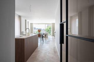 Residentie Kursaalpoort, Luxueus wonen op de Grote Markt in Turnhout<br /><br />Een historisch uitzicht op de Grote Markt van Turnhout en geïntegreerd in het nieuwe stadsdeel Turnova. Residentie Kursaalpoort huisvest 4 appartementen met een hoogwaardige afwerking verdeelt over 4 verdiepingen. Elk appartement beschikt over een groot terras dat uitgeeft op de Grote Markt. Dit is genieten van alles wat Turnhout te bieden heeft. De appartementen zijn 126 m² groot en hebben 3 slaapkamers. <br /><br />Ondergronds zijn er parkeerplaatsen, bergingen en een gemeenschappelijke fietsenstalling voorzien. Op de gelijkvloerse verdieping van dit gebouw is er een handelspand gevestigd. <br /><br />Appartement 5.2.1 :<br />Het ruime appartement van 126m² op de 2de verdieping heeft een inkomhal met ruime berging en apart gastentoilet, leefruimte met een open keuken, 3 slaapkamers, badkamer met nog een apart toilet. Het terras van 16m² heeft een prachtig uitzicht over de Grote Markt van Turnhout. E-peil: <54<br /><br />De afwerkingsgraad van dit appartement is bijzonder hoog, zo is gekozen voor een visgraat parket, een volledig geïnstalleerde Italiaanse maatkeuken met travertin werkblad, alsook een ingemaakte bureaumeubel om het leefcomfort zo aangenaam mogelijk te maken. In de slaapkamer is ook een volledige dressing voorzien.<br /><br />De verkoop valt onder Registratierechten (12%) en BTW (21%)<br /><br />Bel nu onze makelaar voor een afspraak!