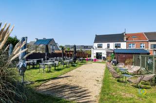 <p><span>In een levendige buurt van Koningslo bevindt zich deze veelzijdige handelswoning met woonst boven de zaak. Op het gelijkvloers bevindt zich een gezellige en volledig ingerichte restauratiezaal met open bar, een functionele keuken en praktische sanitaire voorzieningen. De indeling is logisch en efficiënt. Een grote troef is de directe verbinding vanuit de zaal naar het zonnige terras en de aangelegde tuin, wat niet alleen extra capaciteit biedt maar ook zorgt voor een aangename beleving voor de klanten. Boven de zaak bevindt zich de woonst die alle nodige comfort biedt voor de uitbater en bestaat uit drie volwaardige kamers, een keuken en een badkamer met douche. Daarnaast is er een zeer ruime zolder bereikbaar via een vaste trap die nog volledig kan worden ingericht als extra leefruimte, afhankelijk van de noden. Het gebouw werd doorheen de jaren zorgvuldig onderhouden en verkeert in goede algemene staat en met een EPC-score D voldoet het aan de huidige energetische normen. Een belangrijk pluspunt is dat het pand recent opnieuw werd verhuurd met een handelshuurcontract van 9 jaar, waardoor het rendement reeds verzekerd is vanaf dag één. Dit maakt deze eigendom bijzonder interessant als investering. Samengevat betreft het een handelspand met horecazaak, woonst, tuin en terras in Koningslo, ideaal voor investeerders of ondernemers die op zoek zijn naar zekerheid, stabiliteit en toekomstgericht potentieel.</span><span> </span></p>