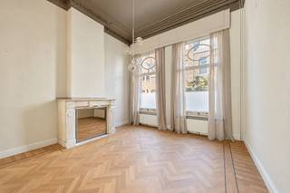 Elegant townhouse with south-facing garden
Ideally located in Antwerp South, this impressive neoclassical townhouse has been extensively renovated since 2023 while carefully preserving its authentic character.
The spacious entrance hall with high ceilings, original ornaments and marble flooring leads to the living areas with oak herringbone parquet and original marble fireplaces.
The renovated walnut kitchen features composite worktops, Mortex flooring, a breakfast bar and direct access to the private south-facing garden with several terraces.
The first floor offers 2 spacious bedrooms and a luxurious bathroom with double marble washbasin, walk-in shower and bathtub. The mezzanine is being prepared for a second bathroom. The second floor comprises 2 bedrooms and a dressing room. The third floor provides another 2 bedrooms and a home office with bespoke walnut cabinetry.
The property also benefits from a finished attic of approx. 30 m² and a substantial basement of approx. 95 m² with direct garden access.
Highlights:
• 6 bedrooms
• Office
• South-facing garden
• Authentic features and high-quality renovation.
Technical:
• favourable EPC rating
• compliant electrical installation
• asbestos-safe/free.
Purchasing as your sole and first home? You may benefit from the reduced 2% registration tax rate.
Info: 03/345.88.99.