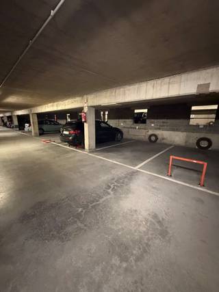 Deze ruime parkeerplaats bevindt zich in de gegeerde Residentie Santhooft, op een uitstekende en zeer centrale ligging in Nieuwpoort-Bad. Dankzij de ruime toegangs- en manoeuvreerruimte is de parkeerplaats vlot bereikbaar en gemakkelijk in en uit te rijden.<br />Een ideale oplossing voor wie op zoek is naar een veilige en praktische parkeerplaats aan de Belgische kust, zowel voor eigen gebruik als voor een tweede verblijf.<br />Een praktische parkeeroplossing op een topligging aan zee!