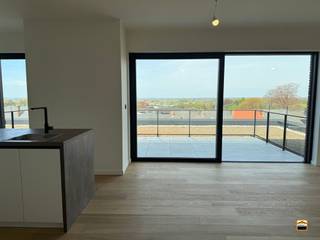 <p><span>Prachtig nieuwbouw penthouse in het Centrum van Borgloon</span><span><br /><br />Pal in het centrum realiseert de promotor Helico nv een hoogkwalitatief woonproject. <br />Deze locatie werd geselecteerd gezien de centrale ligging. Al hetgeen een mens nodig heeft doet <br />zich op wandelafstand voor. Denken we maar aan winkels, openbaar vervoer, restaurants, <br />cafeetjes, recreatieve mogelijkheden, etc...<br /><br />Het gebouw omvat 19 appartementen verdeeld over 3 bouwlagen op een kelderniveau. <br />De appartementen zijn verdeeld over meerdere gebouwen hetgeen resulteert in een aangenaam <br />ruimtelijk gevoel met veel lichtinval. In het kelder-niveau voorzien we ondergrondse autostaanplaatsen, <br />kelderbergingen, een vuilnisberging en een fietsberging. De kelderbergingen zijn ruim bemeten. <br />Het kelderniveau is bereikbaar via een lift. <br /><br />Deze penthouse is gelegen op de bovenste verdieping van het gebouw (3de verdiep). <br />Het appartement is ruim bemeten en beschikt over 2 slaapkamers met een dressing. <br />Grenzend aan de leefruimte doet er zich een ruim terras voor van 22m².</span></p><p><span>De leefruimte is ruim bemeten en geniet van veel lichtinval. <br />Gezien je hier op het hoogste verdiep zit heb je vanuit je leefruimte en vanop <br />je terras een panoramisch uitzicht!<br /><br />Ondergrondse kelderberging en parkeerplaatsen zijn beschikbaar.<br /><br />Graag nodigen we U uit op kantoor om de plannen en het lastenboek door te nemen.</span></p>