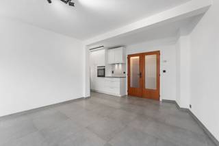 <p>Prachtig vernieuwd appartement met een uitstekende ligging in het hartje van Koksijde-Bad en vlakbij zee.</p>
<p>Inkomhal met toilet, ruime woonkamer, open keuken uitgerust met koelkast, elektrische kookplaten (Siemens), combinatieoven en voldoende kasten, twee slaapkamers waarvan één uitgevend op een terrasje, badkamer met douche en lavabomeubel. Privatieve kelder inbegrepen. Instapklaar!</p>