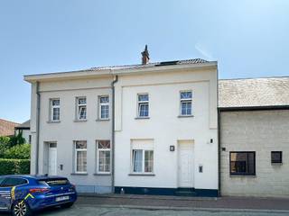 Deze woning beschikt op het gelijkvloers over een inkomhal, bureau/zithoek, een ingerichte keuken en een gezellige, lichtrijke woonkamer. Op de...