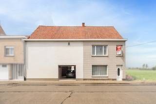 <p><strong>Te koop: te renoveren halfopen woning met loods op perceel van 1.775 m² in Oeselgem.</strong><br /> </p>

<p>Op zoek naar een woning met ruimte, mogelijkheden en een uitzonderlijk perceel? Deze te renoveren halfopen bebouwing, gebouwd in 1938, is gelegen op een groot perceel van maar liefst <strong>1.775 m²</strong> en beschikt bovendien over een <strong>grote loods</strong>, ideaal voor zelfstandigen, hobbyisten, opslag of wie op zoek is naar extra werk- of bergruimte.</p>

<p>Hoewel renovatie nodig is (EPC-label F), werden reeds enkele belangrijke investeringen uitgevoerd. Zo werden in 2016 alle ramen vernieuwd naar PVC met dubbele beglazing, werden elektrische rolluiken geplaatst en kreeg de loods een nieuwe sectionale poort.</p>

<p>Een eigendom met veel potentieel voor wie op zoek is naar ruimte, renovatiemogelijkheden en tal van gebruiksopties.</p>

<p><br /><strong><u>Indeling:</u></strong></p>

<ul><li>Ruime woonkamer </li><li>Eetplaats met toegang tot de tuin</li><li>Keuken</li><li>Badkamer met douche en lavabo</li><li>3 slaapkamers</li><li>Zolder bereikbaar via vaste trap</li><li>Loods met plaats voor heel wat stockage</li></ul>
 

<p><u><strong>Troeven:</strong></u></p>

<ul><li>Groot perceel van 1.775 m²</li><li>Grote loods met vernieuwde sectionale poort</li><li>Overal dubbele beglazing en elektrische rolluiken (2016)</li><li>Inpandige garage</li><li>Regenwaterput - 5.000L</li></ul>
<br /><strong>Is deze woning iets voor jou? Neem dan snel contact op met Karel voor meer info of een bezoek - 0490/44.30.02!</strong><br />