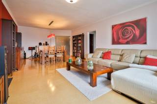 <p><span>Op een zeer centrale locatie in Borgerhout, vinden we dit aangename 2slk appartement.</span></p><p><span> </span></p><p><span>Het appartement bevindt zich op de bovenste verdieping en is met de lift of trap bereikbaar.</span></p><p><span>We betreden het appartement via de centrale inkomhal, voorzien van een ingemaakte kast. Het toilet is apart.</span></p><p><span>Aan de voorkant van het appartement vinden we de woonkamer (34m²). Door de ligging op de bovenste verdieping, geniet u hier van een aangenaam uitzicht.</span></p><p><span>De keuken bevindt zich eveneens vooraan.</span></p><p><span> </span></p><p><span>Aan de achterzijde beschikt het appartement over 2 slaapkamers (12,5m² en 11m²), deze zijn voorzien van rolluiken.</span></p><p><span>Hier hebben we toegang tot het aangename zuid-west terras.</span></p><p><span>Centraal vinden we de badkamer met ligbad en lavabo. Aansluiting voor wasmachine is hier aanwezig.</span></p><p><span>Daarnaast hebben we nog een zeer ruime berging/bureau ruimte ter beschikking.</span></p><p><span> </span></p><p><span>Bij dit appartement bieden we een garagebox aan in de ondergrondse parkeergarage aan 30.000 euro.</span></p><p><span> </span></p><p><span>EPC: 247 kWh/m²j (C-label)</span></p><p><span>Stedenbouwkundige inlichtingen in aanvraag.</span></p><p><span>P- en G score:B</span></p><p><span> </span></p><p><span>Voor meer info of een bezoek ter plaatse bel 03/449.42.41 of surf naar www.habicom.be</span></p><p><span>De waarde van uw eigendom kennen ? Contacteer vrijblijvend onze habicom expert in uw buurt.</span></p>