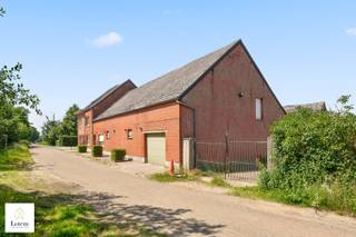 <strong>Unieke renovatiekans op uitzonderlijke locatie in Aarschot</strong><br /><br />Op zoek naar een eigendom die rust, privacy en een exclusieve ligging combineert met de mogelijkheid om uw droomwoning volledig naar eigen wens te realiseren? Dan is deze uitzonderlijke eigendom zonder twijfel een buitenkans.<br /><br />Deze karaktervolle langgevelhoeve met een indrukwekkende gevelbreedte van maar liefst 23 meter bevindt zich op een werkelijk unieke locatie in Aarschot. Omringd door groen en natuur geniet u hier van een ongeëvenaarde rust en privacy, terwijl alle dagelijkse voorzieningen, het stadscentrum en de verbinding naar de autosnelweg richting Leuven en Brussel zich op korte afstand bevinden. Een zeldzame combinatie die slechts uitzonderlijk op de markt komt.<br /><br />De eigendom wordt aangeboden als een totaalrenovatieproject en biedt bijzonder veel potentieel. Een grote meerwaarde is dat de woning wordt verkocht inclusief een vergunde bouwvergunning en goedgekeurde plannen, waardoor u onmiddellijk aan de realisatie van uw droomproject kunt beginnen zonder lange administratieve procedures.<br /><br />Volgens de vergunde plannen wordt de woning omgevormd tot een exclusieve gezinswoning met een doordachte en hedendaagse indeling:<br />
<ul>
<li>Ruime inkomhal</li>
<li>Bureau of praktijkruimte</li>
<li>Royale leefruimte met open keuken</li>
<li>Garage</li>
<li>Vier volwaardige slaapkamers</li>
<li>Twee badkamers</li>
<li>Diverse praktische berg- en leefruimtes</li>
</ul>
<br />De absolute blikvanger van deze eigendom zijn zonder twijfel de adembenemende vergezichten over de omliggende natuur. Dankzij de unieke inplanting geniet u dagelijks van een panoramisch uitzicht dat elk seizoen een ander decor biedt.<br /><br />Troeven van deze eigendom:
<ul>
<li>Uitzonderlijke en rustige ligging</li>
<li>Volledige privacy midden in het groen</li>
<li>Indrukwekkende gevelbreedte van 23 meter</li>
<li>Verkocht met vergunde bouwplannen</li>
<li>Mogelijkheid om een exclusieve droomwoning te realiseren</li>
<li>Vier slaapkamers en twee badkamers volgens vergunde plannen</li>
<li>Vlotte verbinding naar Leuven, Brussel en belangrijke invalswegen</li>
<li>Prachtige, blijvende natuurzichten</li>
<li>Zeldzame eigendom met uniek karakter</li>
</ul>
Een eigendom voor wie geen genoegen neemt met het gewone en op zoek is naar een uitzonderlijke woonbeleving op een locatie die zelden beschikbaar komt.<br />Contacteer ons voor meer informatie over de plannen en ontdek het unieke potentieel van deze bijzondere eigendom.<br /><br />ook uw eigendom succesvol verkopen? info@lotemvastgoed.be/0475520014<br />