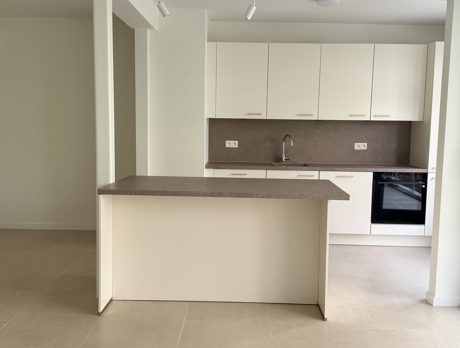 Berchem | Gerenoveerd 2 slpk app + terras  - foto 4