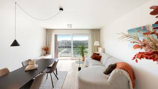 Fantastisch gelegen appartement met een panoramisch open zicht over de jachthaven en de aangemeerde zeilboten van Zeebrugge. Zonder twijfel één van de mooiste locaties aan onze kust en dit in combinatie met een perfecte oriëntatie richting het zuiden. Het appartement beschikt over 2 slaapkamers en een leuk terrasje aan de voorzijde.<br /><br />Bovendien geniet het appartement van een energielabel A en een conforme elektriciteitskeuring.<br />Kortom: volledig instapklaar en mee met de hedendaagse normen.<br /><br />Indeling:<br />Inkomhal met ingebouwde vestiaire en gastentoilet, een sfeervolle woonkamer met een massief parket, een ingerichte open keuken, een verzorgde badkamer en 2 slaapkamers.<br />Private kelderberging inbegrepen in het gebouw.<br /><br />Zonder twijfel een topper in zijn soort.<br /><br />Meer informatie of een vrijblijvend bezoek?<br />Contacteer Sacha Vanrafelghem op GSM 0487/43.79.10.