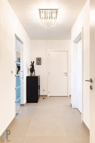 In het rustige Grotenberge vinden we dit bijzonder ruime en luxueus uitgeruste appartement van bouwjaar 2017. Het appartement omvat een inkomhall...
