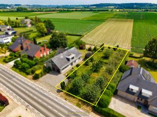 GUNSTIG GELEGEN BOUWGROND met VERGEZICHT  op een OPPERVLAKTE VAN ±990 m². Dankzij haar ZUIDGERICHTE ORIËNTATIE en OPEN ZICHT OP DE...