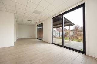 Fortunately, this commercial and residential ensemble has two entrances: one high garage entrance for the offices with warehouse area and one...