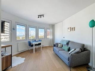 Cet appartement renové se situe à quelques minutes du centre de St.-Idesbald et à 50 mètres de la mer de La Panne. L'appartment comprend:...