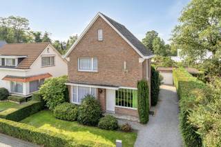 Droomt u van een charmante alleenstaande bebouwing die u volledig naar eigen hand kunt zetten? <br />Dit karaktervolle huis te koop in Mechelen stamt uit 1956 en bevindt zich op een ruim perceel van 546 vierkante meter. <br />Met een bewoonbare oppervlakte van 151 vierkante meter vormt deze te renoveren woning de ideale basis voor wie een kwalitatief huis wil kopen op een absolute toplocatie in Mechelen.<br /><br />Indeling van het huis:<br /><br />Kelder: <br />- Kelder van 22 vierkante meter.<br /><br />Gelijkvloers: <br />- Inkomhal<br />- Gezellige leefruimte<br />- Lichtrijke veranda<br />- Keuken<br />- Praktische wasruimte<br />- Garage van 25 vierkante meter<br />- Zonnige zuidgerichte tuin.<br /><br />Eerste verdieping:<br />- Overloop<br />- 2 volwaardige slaapkamers<br />- 1 badkamer.<br /><br />Zolder: <br />- Ruime zolder van 31 vierkante meter met tal van uitbreidingsmogelijkheden voor extra kamers.<br /><br />Troeven en bereikbaarheid<br />Gelegen in de rustige Duivenstraat te Mechelen, in de gezochte wijk Kauwendael, geniet u hier van een fantastische groene omgeving met het prachtige Tivolipark op wandelafstand. <br />Bovendien heeft dit huis te koop een uitstekende ligging nabij belangrijke verbindingswegen, waardoor u zowel het stadscentrum als de omliggende steden vlot bereikt. <br />De combinatie van groen, fantastische bereikbaarheid en potentieel maakt dit een unieke parel.<br />Met een totale renovatie maakt u van deze woning een prachtige en eigen thuis.<br /><br />Bent u benieuwd naar de mogelijkheden van dit unieke huis te koop in Mechelen? Neem gerust contact op met Dewaele Mechelen voor meer informatie of een bezoek.<br /><br /><br />De eigendom wordt aangeboden via de Pre-sale formule. Van 19/10/2026 om 09:00 tot 24/10/2026 om 12:00 kan u het huis op afspraak komen bezichtigen en een bod uitbrengen. De vermelde prijs is een instelprijs. Voor meer info, gelieve contact op te nemen met de dossierverantwoordelijke.<br /><br />Dit pand is onderworpen aan de renovatieverplichting van de Vlaamse overheid voor residentiële gebouwen (behoudens bij sloop binnen 5 jaar na de aankoop). Consulteer voor meer informatie de website van het Vlaams Energie- en Klimaatagentschap via https://www.vlaanderen.be/een-woning-kopen/renovatieverplichting-voor-residentiele-gebouwen<br /><br />Bestuursmaatregelen in het maatregelenregister: nee<br /><br />Deze AI-visualisaties zijn bedoeld als inspiratie. Er werd geen rekening gehouden met technische specificaties, stedenbouwkundige voorschriften of de concrete mogelijkheden tot realisatie.