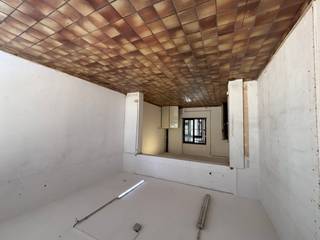 Gelegen in het hart van de Europese wijk, op een steenworp van de gegeerde Squares, bevindt zich deze charmante handelsruimte met tal van mogelijkheden.<br /><br />Met een oppervlakte van ± 35 m², eventueel uitgebreid met een praktische kelderruimte, biedt dit pand de ideale basis voor een stijlvolle en succesvolle commerciële activiteit.<br /><br />Dankzij de strategische ligging geniet u van een uitstekende zichtbaarheid en een constante passage, wat deze locatie bijzonder aantrekkelijk maakt voor ondernemers die willen groeien.<br /><br />De ruimte is bovendien onmiddellijk beschikbaar, zodat u zonder vertraging uw project kan realiseren.<br /><br />