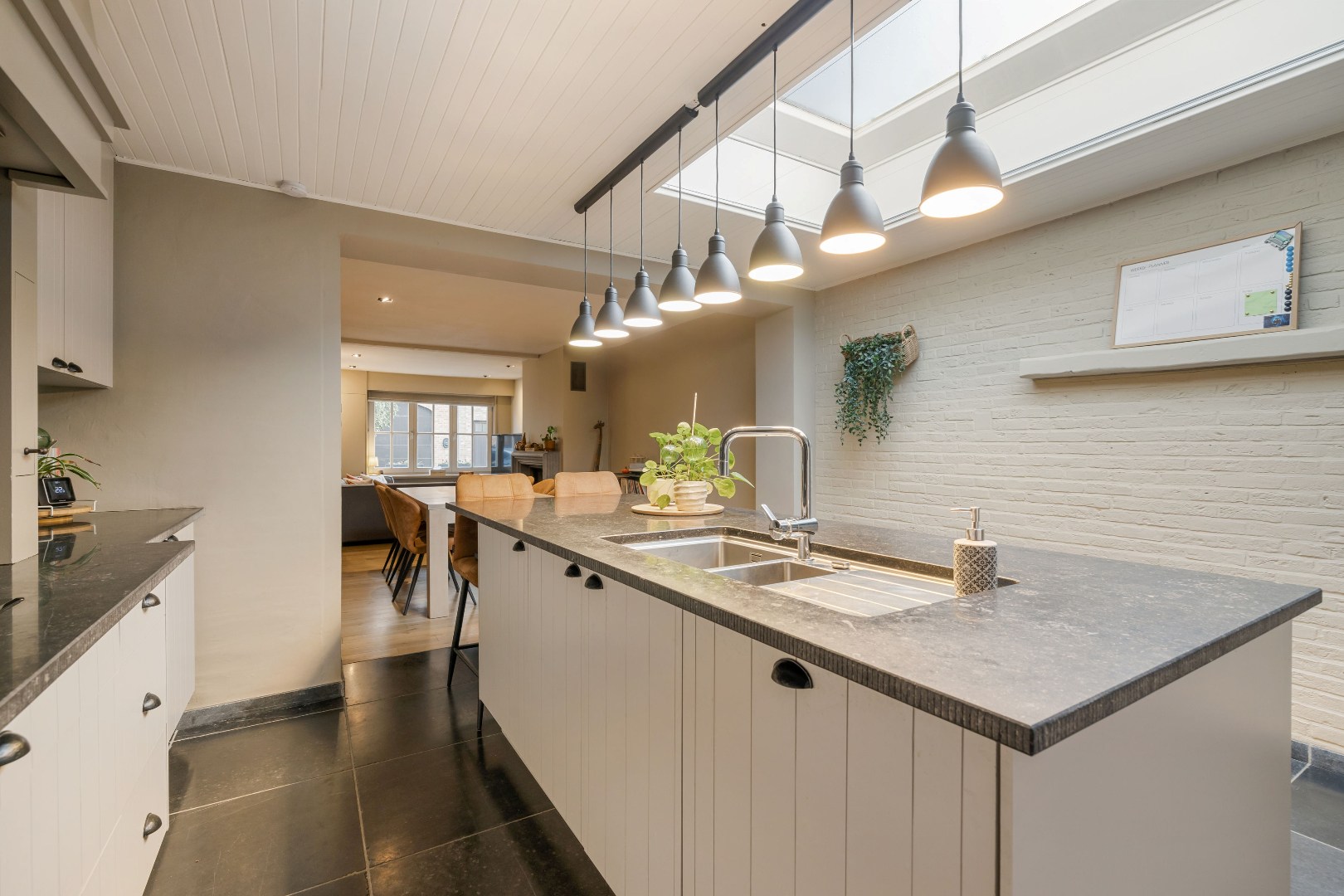 Prachtig afgewerkte woning op toplocatie met EPC C, ruime badkamer en grote tuin - foto 5