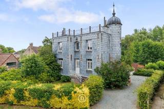 Ontdek Villa Ferrata, een burgerhuis uit 1902 gelegen op een toplocatie in het centrum van Sint-Martens-Bodegem.<br /><br />Op zoek naar een woning met charme én mogelijkheden? Deze te renoveren parel combineert authenticiteit met een zee aan ruimte en potentieel. Dankzij de aparte ingang naar de kelderverdieping is dit pand uitermate geschikt voor vrije beroepers of wie op zoek is naar een praktijk- of bureauruimte aan huis.<br />De woning beschikt over tal van authentieke elementen zoals een prachtige parketvloeren, marmeren schouwen, een originele broodoven en de kenmerkende stijlvolle zinken schalen aan de gevel.<br />Verder beschikt de woning over een oostgerichte tuin met uitzicht op een natuurgebied, voldoende parkeergelegenheid en een royaal dakterras met weidse vergezichten.<br /><br />De woning is als volgt ingedeeld:<br />Kelderverdiep (-1): garage, 3 kelderruimtes <br />Gelijkvloers (0): inkomhal, leefruimte, eetkamer, keuken, badkamer, bureauruimte<br />Verdieping +1: badkamer, keuken, 3 slaapkamers<br />Verdieping +2: dakterras