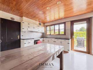 ** NOUVELLES CONDITIONS **<br /><br />Maison ouverte avec jardin orienté sud-ouest, située dans un emplacement très intéressant à Dudzele, à proximité de Bruges et de la côte !<br /><br />Cette maison se compose comme suit : vaste hall d'entrée avec toilettes invités et possibilité d'aménager un vestiaire - cuisine spacieuse et entièrement équipée avec vue sur le jardin - salle à manger lumineuse avec salon confortable - attenant à la cuisine, un débarras et une buanderie. <br />1er étage : 3 chambres très spacieuses, dont 1 avec dressing séparé - salle de bains équipée d'une douche dans la baignoire et d'un lavabo. <br />2e étage : grenier accessible par un escalier escamotable, avec possibilité de créer 2 chambres supplémentaires en installant un escalier fixe dans le couloir de nuit.<br /><br />Atouts : <br />- achat possible avec moins de 2 % de droits d'enregistrement<br />- label PEB C<br />- jardin orienté sud-ouest<br />- excellent emplacement à proximité de Bruges et de la côte<br /><br />Pour plus d'informations ou une visite sans engagement, contactez Céline au 0476/60 60 23 ou envoyez un e-mail à celine@immax.be