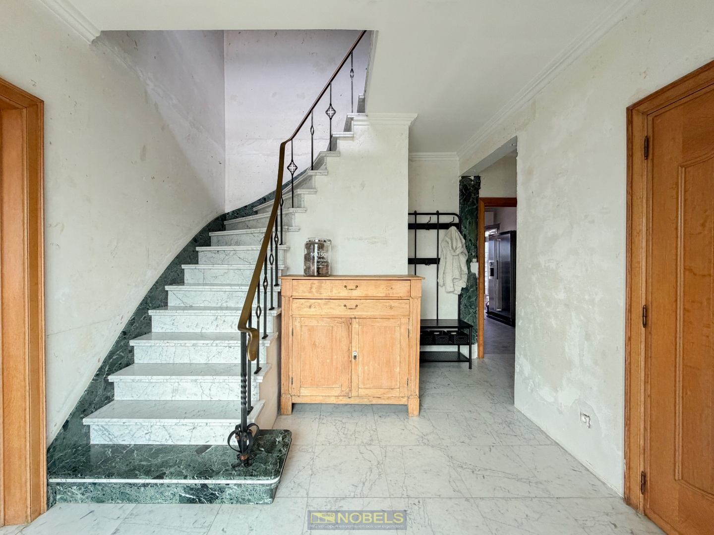 Te koop, Ruime open bebouwing met beroepsruimte en dubbele garage op gunstige ligging te Maarkedal! - photo 4