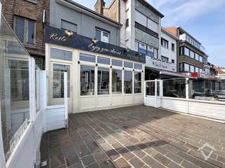 Dit horecapand is gelegen op de Kaai van Nieuwpoort Stad en bestaat uit: buitenterras - overdekt terras - de eigenlijke verbruikerszaal - lange bar - keuken - berging met koelcel - dames- en herentoiletten. <br />De zaak is ook te bereiken via de achterkant, zéér interessant voor de leveranciers. <br /><br />Comfortabel en trendy ingericht, ideaal om gezellig iets te gaan eten of te drinken met zicht op de oude vismijn van Nieuwpoort.<br /><br />Geen overname, zelf te voorzien van eigen keuken- en zaalmeubilair.<br />Beschikbaar vanaf 1/05/2026