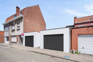Deze te renoveren woning biedt tal van opties en mogelijkheden naast het verbouwen ervan...Dubbele garage, verbouwen en verhuren/opbrengsteigendom,...