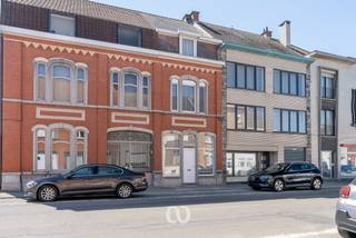 Op zoek naar een charmante woning op een vlot bereikbare locatie in het centrum van Ronse? Deze gesloten bebouwing biedt een praktische indeling...