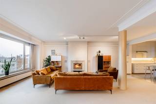 <p><span>Ontdek deze exclusieve penthouse op de Belgiëlei, waar luxe en comfort naadloos samenkomen met een vleugje Italiaans design. </span></p><p><span> </span></p><p><span>Recent totaal gerenoveerd en geïnspireerd door de wereldberoemde architect Gio Ponti, biedt dit appartement een verfijnde en warme sfeer. Met zijn royale indeling, hoogwaardige afwerking en adembenemende vergezichten over het Harmoniepark en Oud-Berchem, is deze penthouse de ideale plek om thuis te komen.</span></p><p><span> </span></p><p><span>De lift brengt u rechtstreeks naar de achtste verdieping, waar u wordt verwelkomd in een riante woonkamer in serene aardetinten. De openhaard en het panoramische uitzicht zorgen meteen voor een uniek gevoel van thuiskomen. De op maat gemaakte keuken is uitgerust met Corian werkbladen, een bronskleurige Boretti-designkraan, inductiekookplaat en oven. Een stijlvol geïntegreerd kastenblok in Zebrano herbergt een praktische berging, en het eerste terras is rechtstreeks toegankelijk vanuit de keuken.</span></p><p><span> </span></p><p><span>In de eetkamer wordt het luxueuze karakter versterkt door de lederbeklede wand in cognackleur. Aangrenzend vindt u een stijlvol geïntegreerd bureau, ideaal voor thuiswerk.</span></p><p><span> </span></p><p><span>Het slaapgedeelte omvat drie ruime slaapkamers met ingebouwde maatwerkkasten en elk een eigen terras. Hier geniet u van een prachtig groen uitzicht en rust dankzij de hoogwaardige vloerbekleding in een antiallergische, geweven vezel.</span></p><p><span> </span></p><p><span>De penthouse beschikt over twee designbadkamers met sanitair van het Zwitserse merk Laufen. De ene badkamer is uitgerust met een ligbad, de andere met een inloopdouche.</span></p><p><span> </span></p><p><span>Bijzonderheden:</span></p><ul><li><span>Twee ruime terrassen met schitterende uitzichten</span></li><li><span>Exclusief Italiaans design en hoogwaardige afwerking</span></li><li><span>Privékelderberging, fietsenberging en vuilberging</span></li><li><span>Geen boven- of naaste buren voor ultieme rust</span></li><li><span>Elektriciteit conform</span></li></ul><p><span> </span></p><p><span>Kortom:</span><span> Deze prachtige penthouse combineert elegantie, ruimtelijk comfort en een toplocatie. </span></p><p><span> </span></p><p><span>Bekijk de documenten onderaan.</span></p><p><span> </span></p><p><span>Heeft u interesse in dit unieke appartement? Neem contact op via <span>thomas.onzia@urbainvastgoed.be</span></span><span> of bel 03 501 97 16 voor meer informatie of een bezoek.</span></p><p><span> </span></p>