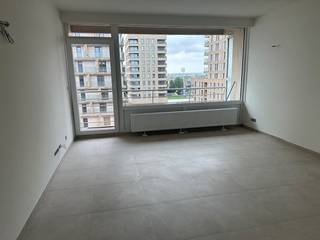 Deze volledig gerenoveerde studio bestaat uit inkom met slaapnis, woonkamer met open keuken, terras, badkamer met douche, toilet.<br />Lift en fietsenberging in het gebouw.<br />Vrij vanaf 01/09/2026.<br />Maandelijkse huurprijs: 700 EUR + 60 EUR kosten + 100 EUR provisie water en verwarming = 860 EUR per maand.