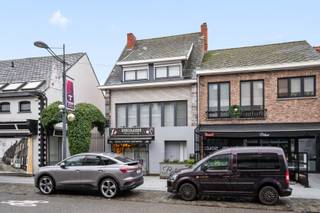 Midden in het bruisende hart van Tremelo vindt u dit mooie handelspand met woonst. Vlakbij andere kleinhandelaars, openbaar vervoer en scholen.Het...