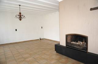 Deze open bebouwing uit 1970 is rustig gelegen en biedt een aangename combinatie van ruimte, comfort en praktische bergruimte. Dankzij de vlotte verbinding met de oprit van de E313 is de woning bovendien ideaal gelegen voor wie rustig wil wonen met een goede bereikbaarheid.<br /><br />De woning beschikt over een bruikbare vloeroppervlakte van 165 m², volgens het EPC, en biedt een functionele indeling met drie slaapkamers, een ruime tuin en een losstaande garage.<br /><br /><strong>Indeling gelijkvloers</strong><br /><br />Via de inkomhal bereikt u de gezellige leefruimte met haard, die aansluit op de keuken. Verder bevindt zich op het gelijkvloers een slaapkamer met airconditioning, een badkamer met ligbad en badkamermeubel, een apart toilet en een praktische wasplaats/berging.<br /><br />De inpandige garage werd omgevormd tot extra bergruimte, wat zorgt voor bijkomende opslagmogelijkheden. Daarnaast beschikt de woning over een afzonderlijke, losstaande garage.<br /><br /><strong>Indeling eerste verdieping</strong><br /><br />De nachthal is voorzien van ingebouwde kasten en geeft toegang tot twee slaapkamers, waarvan één uitgerust is met inbouwkasten. Verder is er een zolderruimte die extra opbergmogelijkheden biedt.<br /><br /><strong>Comfort en uitrusting</strong>
<ul>
<li>Verwarming op aardgas via een condenserende gasketel</li>
<li>Houten ramen met dubbele beglazing</li>
<li>Rolluiken aan alle ramen</li>
<li>Elektrische rolluiken aan de voorgevel, handmatige bediening aan de overige ramen</li>
<li>Airconditioning in de slaapkamer op het gelijkvloers</li>
<li>Inpandige garage omgevormd tot bergruimte</li>
<li>Losstaande garage</li>
<li>Ruime tuin</li>
</ul>
<strong>Rustig wonen met een vlotte bereikbaarheid</strong><br /><br />De woning is gelegen in een rustige woonomgeving, waar u kunt genieten van de ruimte en het groen rondom de woning. Tegelijk bevindt de oprit van de E313 zich op korte afstand, waardoor omliggende gemeenten en belangrijke verbindingswegen vlot bereikbaar zijn.<br /><br />Met haar drie slaapkamers, ruime tuin, praktische bergruimtes en losstaande garage vormt deze woning een interessante opportuniteit voor wie op zoek is naar een ruime gezinswoning met tal van mogelijkheden.<br /><br /><strong>Bruikbare vloeroppervlakte: 165 m² volgens het EPC.</strong><br /><br />Interesse? Contacteer ons gerust voor meer informatie of een bezoek ter plaatse.
