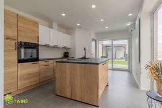 Totaal gerenoveerde HOB met tuintje, carport gelegen op een centraal ligging te Temse Deze volledig gerenoveerde woning combineert hedendaags...
