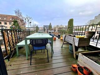 Dit energiezuinig appartement is gelegen op de 1e en 2e verdieping in een kleine residentie met slechts 2 appartementen en een handelsruimte. Luchtige living met open ing. keuken, 2 slaapkamers, badkamer met douche, een groot zonneterras en een autostaanplaats. <br />www.desmetpoupeyebrugge.be<br />Voor meer info of een bezoek, contacteer ons 050 47 00 00 of kom langs op ons kantoor te Hoefijzerlaan 1 ('t Zand) Brugge.<br />- inkom met toilet<br />- living (parket)<br />- open ing. keuken : dampkap, inductiekookplaat en frigo met diepvriesvak<br />* groot zonneterras<br />2e verdieping<br />- badkamer : lavabo met meubel, douche, toilet en wasmachine<br />- slaapkamer 1 (laminaatparket) : 2 persoons<br />- slaapkamer 2 (laminaatparket) : 1 persoons<br /><br />* bruikbare vloeroppervlakte 87m²<br />* bouwjaar 2022<br />* zonnepanelen<br />* geschilderd en voorzien van verlichting<br /><br />* fietsenberging<br />* autostaanplaats achteraan het gebouw