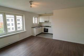 Appartement 2 slk Antwerpen, EPC B

Charmant en instapklaar 2-slaapkamerappartement op topligging

Op zoek naar je eerste eigen thuis of naar een nieuwe woning? Dan is dit appartement op de 3de verdieping van De Bruynlaan 151 misschien precies wat je zoekt.

Dit aangename appartement van 73 m² werd recent gerenoveerd en is dankzij de uitgevoerde werken sterk verbeterd op vlak van energie: het EPC ging van label F naar label B. Je kan hier dus meteen comfortabel wonen zonder grote renovatiewerken te moeten plannen.

De lichte leefruimte biedt voldoende plaats voor een gezellige zithoek en eettafel. De aparte keuken is praktisch ingericht en sluit mooi aan bij de leefruimte.

Verder beschikt het appartement over twee ruime slaapkamers. Ideaal voor een gezin, maar ook voor wie een extra kamer wil gebruiken als thuiskantoor, dressing, hobbyruimte of logeerkamer. Daarnaast zijn er een badkamer, apart waskot en inkomhal/gang.

Een extra troef is de beperkte maandelijkse kost. Er is geen lift, syndicus of hoge gemeenschappelijke kost, waardoor je ook op lange termijn je vaste kosten beperkt houdt. En die trap naar de 3de verdieping? Die kan je natuurlijk zien als gratis dagelijkse beweging. 😉

Ook de ligging is een grote troef. Op amper 3 minuten wandelen vind je verschillende tramverbindingen, waaronder tram 2, 4 en 10, en bus 29A en 29B. Voor je dagelijkse boodschappen liggen Albert Heijn, Carrefour, Aldi en Lidl allemaal op wandelafstand. Ook Basic-Fit, lokale winkels, bakkers en andere voorzieningen bevinden zich vlakbij.

Kijkdagen

Wil je het appartement graag in het echt komen bekijken? 
Bel mij gerust op het nummer: 0492828368


Een licht, praktisch en recent gerenoveerd appartement met 2 ruime slaapkamers, EPC-label B en een uitstekende ligging. Ideaal als eerste eigen woning, maar zeker ook interessant als investering.