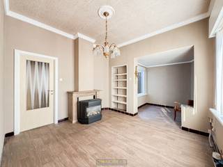 TE MODERNISEREN HOEKWONING MET GARAGE op GUNSTIGE LIGGING in MERELBEKE. De woning bevindt zich op WANDELAFSTAND van het STATION en in de...