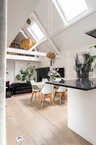 Extra asset: possibility to purchase/rent a parking space nearby. <br /><br />Located on the site of Alfa Lofting – a characterful project in a former cotton mill – this beautiful apartment of approximately 168 m² offers a unique living experience, where industrial character and modern living comfort come together.<br /><br />The high ceilings, impressive roof structure, and generous windows create a sense of space and allow abundant natural light to flow in.<br /><br />Layout: spacious entrance hall with guest toilet and cloakroom, bright living and dining area with open, fully equipped kitchen and adjoining storage room. From the living room, there is direct access to the covered terrace of approximately 11 m². Furthermore, the apartment has two bedrooms, a bathroom with double sink, toilet, and walk-in shower, and an upper-level multifunctional open space that can be further arranged according to preference.<br /><br />The communal courtyard is an additional asset and offers a peaceful, private atmosphere. In addition, a separate bicycle storage is provided.