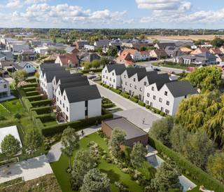 Woonerf De Vierweg in Roeselare biedt <strong>rustig</strong>, <strong>kindvriendelijk </strong>en <strong>duurzaam </strong>wonen nabij het centrum. Met tal van gemeenschappelijke voorzieningen zoals <strong>parkeerhaven</strong>, <strong>fietsenbergingen </strong>en een verwarmd <strong>zwembad</strong> met <strong>poolhouse</strong>. De Pastinaakstraat 11, Roeselare heeft een bruto woonoppervlakte van 169 m².  <br /> <br />Op het gelijkvloers vind je een inkomhal met gastentoilet en <strong>berging</strong>, een <strong>lichtrijke leefruimte </strong>met zit- en <strong>eethoek </strong>en een <strong>halfopen keuken</strong>. De eerste verdieping telt <strong>3<strong> </strong>slaapkamers</strong>, een <strong>badkamer </strong>en een extra <strong>berging</strong>. De vaste trap naar de <strong>zolder </strong>biedt mogelijkhedenvoor een extra kamer of hobbyruimte. Deze <strong>energiezuinige </strong>woning beschikt over <strong>vloerverwarming </strong>op beide verdiepingen, <strong>zonnepanelen</strong> en is daarnaast uitgerust met een <strong>regenput </strong>van 10.000 liter. Er werd uiterste aandacht besteed aan de <strong>akoestische isolatie</strong>. De standaard verwarming gebeurt op aardgas maar een warmtepomp is mogelijk als optie.<br /> <br />Prijs: € 383.448 ( excl. btw) <br />Grondaandeel: € 45.150 (excl. reg)<br /><br />Bouwvergunning ontvangen: JA  <br />Verkavelingsvergunning: JA  <br />Voorkooprecht RUP: NEE <br />Meest recente stedenbouwkundige bestemming: WOONGEBIED  <br />Dagvaardingen voor inbreuk op stedenbouwkundige voorschriften: NEE  <br /> <br />Contact: Simon 0471 547 642– simon@dekeyser.immo of Leopold 0499 618 354 - leopold@dekeyser.immo