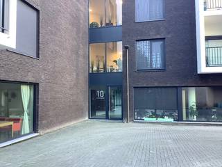 Deze instapklare zuinige en lichtrijke assistentiewoning in residentie parkrand bevat 1 grote slaapkamer en 1 kleine kamer ( dressing/bureau) 2 inbouw slaapkamerkasten , 1 inbouw vestiairekast in de living, Gordijnen en overgordijnen en verlichting opbouw ledspots. De flat ligt midden in de stad en dicht bij grootwarenhuizen ( okay city en Delhaize), winkels, bibliotheek , dokters en Kine praktijk en op wandelafstand van het station. Er is mogelijkheid om een garage te huren in het gebouw of rechtover het gebouw. De flat is ook uitgerust met een noodoproepsysteem. Indeling : leefruimte met volledig ingerichte keuken met bijhorende berging voor aansluiting van wasmachine en droogkast en eventueel extra frigo , aansluiting voor internet en telefonie van Telenet of Proximus, of andere door u te bepalen. Badkamer met inloopdouche en wastafel en toilet, terras met zicht op binnentuin. Overal zijn er ook elektrische zonnescreens voorzien. In de prijs zit ook een fietsstalling en een berging in de kelder/garage. In het gebouw is een polyvalente ontmoetingsruimte/ cafetaria en pedicure voorzien. In de zorgprijs van 9,56€ per dag zit het bezoek van de woonassistent die instaat voor de administratieve, technische, sociale ondersteuning . Ook in de zorgprijs in begrepen kan je vrij gebruik maken van de fitness- sportruimte , gemeenschappelijke ontspanningsruimte, crisiszorg, onderhoud gemeenschappelijke delen, overbruggingszorg en brandverzekering van de flat. Extra services kunnen geregeld worden door de woonassistent o.a. poetsdienst, strijkdienst, boodschappendienst en warme maaltijden aan huis.<br />Wil je de flat verhuren dan ontvang je als eigenaar 36,31€ per dag wat overeenkomt met een gemiddeld rendement van 3,4%. Wens je de serviceflat zelf als eigenaar te bewonen en heb je geen eigendommen dan zijn de notariskosten maar 2% . Als investeerder voor verhuur betaal je 12% notariskosten. Belangrijk is ook dat je bij deze erkende serviceflat geen jaarlijks kadaster betaald.