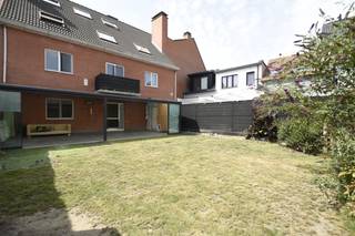 Droom jij van wonen op een uiterst rustige locatie, met alle ruimte om binnen én buiten te genieten?<br />In dit royale gelijkvloers appartement in de Olympiastraat te Rupelmonde wordt dat jouw nieuwe thuis.<br /><br />Met maar liefst <strong>125 m² bewoonbare oppervlakte</strong>, een gigantisch <strong>overdekt terras van 9 m op 4 m</strong> én een zonnige tuin met tuinhuis, biedt dit appartement alle troeven voor wie houdt van comfort, rust en buitenleven. Voeg daar nog een <strong>grote garage</strong> en een <strong>uitstekende EPC-score</strong> aan toe, plus een ruime parking voor de deur, en je weet: dit is een zeldzame vondst.<br />Wel delen we mee dat het appartement een opfrissing kan gebruiken – de perfecte kans dus om er volledig jouw eigen stijl in te brengen.<br /><br />Bij binnenkomst verwelkomt de ruime inkomhal je met vestiairekasten en een apart toilet. De lichtrijke woonkamer sluit naadloos aan op de vernieuwde keuken, die volledig is uitgerust en uitgeeft op een handige berging.<br /><br />Het appartement beschikt over <strong>drie volwaardige slaapkamers</strong> en een badkamer met inloopdouche, lavabomeubel en een tweede toilet.<br />Buiten wacht <strong>het overdekte terras </strong>dat grenst aan de tuin, ideaal om het hele jaar door van de buitenlucht te genieten. Via het terras bereik je de garage en nog een extra bergplaats – een zee aan opbergruimte dus.<br /><br /><strong>Extra troeven</strong>:
<ul>
<li>125 m² bewoonbare oppervlakte</li>
<li>Overdekt terras van 36 m² en zonnige tuin met tuinhuis</li>
<li>Grote garage en aparte bergplaats</li>
<li>Vernieuwde keuken met alle comfort</li>
<li>Uitstekende EPC-score</li>
<li>Ingebouwde kasten en bergruimte</li>
<li>Grote parking voor de deur</li>
<li>Gelegen in een rustige straat</li>
</ul>
<br />Bron bewoonbare oppervlakte : EPC - certificaat<br /><br />Ben je op zoek naar een luxueuze woonst met comfort, ruimte en een uitzicht dat élke dag weet te bekoren? Neem dan snel contact met ons op voor een bezoek!<br />Ben je ook van plan jouw eigendom te verkopen? Maak een afspraak voor een gratis schatting, wij maken er samen een succesverhaal van.