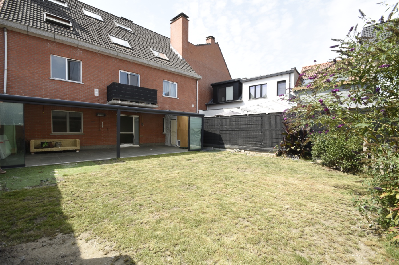 Zeer ruim gelijkvloersappartement met tuin en garage - foto 2