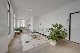 <p>De ochtend begint hier met het zachte geroezemoes van de stad die wakker wordt rond de Wapper. Even langs de bakker, een koffie to go, en je staat zo weer binnen voor je eerste meeting of een rustige start van de dag. Alles ligt hier op wandelafstand, van de Meir tot een snelle lunch bij Cobra City.</p><p> </p><p>Achter die mooie, authentieke gevel op nummer 50 kom je binnen in een kleinschalig gebouw. Hier leef je in het centrum van de stad, op het ritme van de stad en heb je binnenkort een vernieuwd Wapperplein voor de deur. Parkings, metro, velostations zijn allen om de hoek. Shoppen? Op 5 minuten sta je in je favoriete winkel. Nadien een glaasje op de markt of pintje in de Varkenspoot!</p><p> </p><p><span>-</span><span> </span>Kleinschalig gebouw</p><p><span>-</span><span> </span>Hartje van de stad</p><p><span>-</span><span> </span>Momenteel verhuurd, ook ideaal als investering</p><p> </p><p>Het appartement zelf voelt ruim aan, dankzij de hoge plafonds <span> </span>en vele ramen die het licht vrij spel geven. Je stapt binnen en komt in de leaefruimte terecht, waar koken, eten en ontspannen naadloos in elkaar overlopen. Geen overbodige franjes, wel een logische indeling op een mooie oppervlakte, die gewoon klopt, hier voel je dat het goed zit.</p><p> </p><p>De slaapkamer ligt achteraan, lekker rustig, groot genoeg voor een volwaardig bed en een kast zonder dat je moet puzzelen. De badkamer is praktisch en verzorgd, precies wat je nodig hebt zonder gedoe.</p><p> </p><p>Alles samen een éénslaapkamerappartement dat zich makkelijk laat bewonen, of verhuren.</p><p> </p><p>Als je hier eens wil binnenwandelen, laat gerust iets weten. Het voelt hier sneller vertrouwd dan je zou denken. stad@sinjoor.be of bel ons op 03 283 05 00</p>