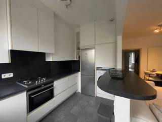 <p><span>Gelegen in de rustige Oosterveldlaan ligt dit aangename, mooi verzorgde 2-slaapkamer appartement met een vlotte bereikbaarheid en alle dagelijkse voorzieningen binnen handbereik. Een aangename locatie die rust en comfort combineert met een goede verbinding naar de omliggende gemeenten.</span></p><p><span> </span></p><p><span>Het appartement omvat een inkomhal met apart toilet.</span></p><p><span>Vervolgens vinden we een aangename woonkamer op een strakke parketvloer. Aangrenzend bevindt zich een moderne, volledig geïnstalleerde keuken met ontbijttoog en voorzien van alle comfort. Deze werd uitgerust met een gasvuur met dampkap, oven, koelkast en praktische kastruimte. Ook de aansluiting voor een wasmachine is hier te vinden.</span></p><p><span> </span></p><p><span>Verder is er nog een mooie badkamer voorzien van ligbad met douchescherm en lavabomeubel.</span></p><p><span> </span></p><p><span>Achteraan bevinden zich 2 slaapkamers, waarvan de grotere uitgeeft op het terrasje.</span></p><p><span> </span></p><p><span>Ten slotte is er nog een kelderberging inbegrepen. </span></p><p><span> </span></p><p><span> </span></p><p><span>Beschikbaarheid en kosten</span></p><p><span>Vanaf 1 november beschikbaar</span></p><p><span>Gemeenschappelijke kosten: € 100/ maand (inclusief provisie verwarming, water en algemene onkosten gebouw).</span></p><p><span> </span></p><p><span>Troeven</span></p><ul><li><span>Centrale maar toch rustige ligging</span></li><li><span>Moderne keuken</span></li><li><span>Lage gemeenschappelijke kost</span></li></ul><p><span> </span></p><p><span>en een garagebox (apart te huur aan 50 euro/maand)</span></p>