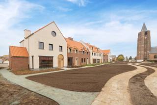 <p>Stijlvol en energiezuinig wonen in de schaduw van de Sint-Michielskerk – laatste 6 units!<br /><br />Aan de rand van het centrum, op een unieke en bijzonder rustige locatie onder de beschermende schaduw van de iconische Sint-Michielskerk, vindt u dit exclusieve nieuwbouwproject. Een charmante combinatie van hedendaagse architectuur, energiezuinig comfort (EPC-label A) en historische charme.<br />Wat mag u verwachten?<br />Elke woning is gebouwd volgens de nieuwste normen en beschikt over:<br />Een ruime inkomhal met gastentoilet<br />Een lichtrijke leefruimte met zicht op en toegang tot de private tuin<br />Een volledig uitgeruste eetkeuken<br />Aangrenzende wasplaats met toegang tot de ondergrondse parking en berging<br />3 volwaardige slaapkamers op de eerste verdieping<br />Een volledig uitgeruste badkamer met toilet<br />Een royale zolderverdieping (optioneel af te werken tegen meerprijs)<br />De private tuin beschikt over een praktische tuinberging en is tevens bereikbaar via een achterliggende servitude.<br /><br />Troeven:<br />Energiezuinig wonen (A-label)<br />Inclusief ondergrondse parkeerplaats en berging<br />Oplevering voorzien eind 2025<br />Rustige, autoluwe ligging met uitstekende verbindingen richting Turnhout en Tilburg<br />Vlotte bereikbaarheid met fiets, auto én openbaar vervoer<br /><br />Dit is de perfecte mix van rust, comfort en bereikbaarheid. Ideaal voor wie stijlvol en toekomstgericht wil wonen op een historische locatie.<br /><br />Snel zijn is de boodschap – slechts 6 woningen beschikbaar!<br /><br />Interesse? Contacteer ons vandaag nog voor meer informatie of een bezoek ter plaatse.</p>