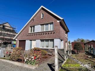 Ontdek deze charmante vrijstaande gezinswoning met garage en tuin, gelegen in een rustige, residentiële straat in Meerbeke nabij Neigembos. Op...
