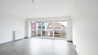 Aan de zonnekant van de Lippenslaan, op wandelafstand van zee en strand, bieden wij dit energiezuinig appartement met terrassen voor- en achteraan op de derde verdieping te koop aan. Gelegen in het bruisende hart van Knokke, geniet u van alle wooncomfort met tal van winkels, restaurants en voorzieningen binnen handbereik.<br /><br />Indeling:<br />inkom met toilet, leefruimte met terras vooraan, ingerichte keuken, berging, badkamer met inloopdouche, 2 slaapkamers, tweede terras achteraan.<br /><br />Kelderberging. <br /><br />Bekijk de video op www.avantimmo.be<br /><br />Bezoeken? Graag na afspraak met Avantimmo op het nummer 050 62 50 55